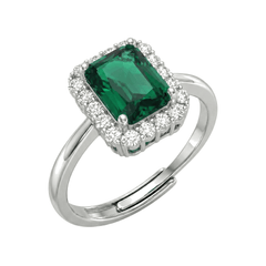 Ring mit rechteckigem grünem Stein und Zirkonen